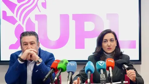 La secretaria general de Unión del Pueblo Leonés y candidata a las Cortes de Castilla y León, Alicia Gallego, y el vicesecretario general de UPL y número 2 de la lista, Luis Mariano Santos, comparecen para hablar sobre los debates electorales televisados. Foto: Campillo.