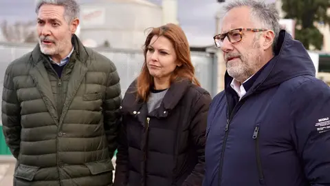 El candidato de Vox a la Presidencia de la Junta, Carlos Pollán y la eurodiputada Mireia Borrás, atienden a los medios de comunicación frente a las instalaciones de la Azucarera de La Bañeza. Foto: Campillo
