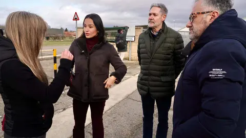 El candidato de Vox a la Presidencia de la Junta, Carlos Pollán y la eurodiputada Mireia Borrás, atienden a los medios de comunicación frente a las instalaciones de la Azucarera de La Bañeza. Foto: Campillo