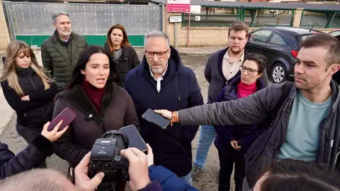 El candidato de Vox a la Presidencia de la Junta, Carlos Pollán y la eurodiputada Mireia Borrás, atienden a los medios de comunicación frente a las instalaciones de la Azucarera de La Bañeza. Foto: Campillo