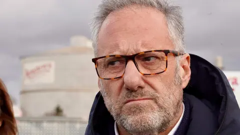 El candidato de Vox a la Presidencia de la Junta, Carlos Pollán y la eurodiputada Mireia Borrás, atienden a los medios de comunicación frente a las instalaciones de la Azucarera de La Bañeza. Foto: Campillo