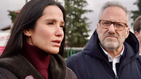 El candidato de Vox a la Presidencia de la Junta, Carlos Pollán y la eurodiputada Mireia Borrás, atienden a los medios de comunicación frente a las instalaciones de la Azucarera de La Bañeza. Foto: Campillo