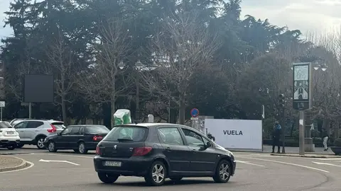 Una avería en la red eléctrica ocurrida poco después de las 13:00 horas de este lunes 16 de enero provocó interrupciones del suministro en diferentes barrios de León, con consecuencias tanto para los vecinos como para la movilidad urbana.