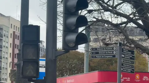 Una avería en la red eléctrica ocurrida poco después de las 13:00 horas de este lunes 16 de enero provocó interrupciones del suministro en diferentes barrios de León, con consecuencias tanto para los vecinos como para la movilidad urbana.