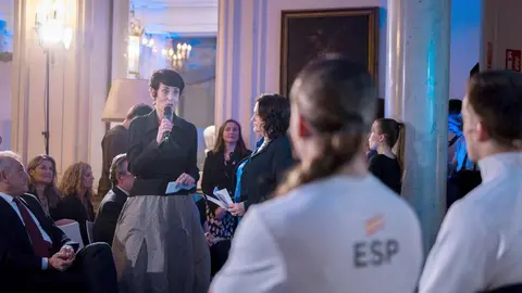 La leonesa María Martín-Granizo será una de las grandes referencias del equipo español en los Juegos Paralímpicos de Invierno de Milán-Cortina 2026, que se celebrarán del 6 al 15 de marzo en Italia. La joven deportista, nacida en León en 2006, competirá en esquí alpino dentro de la clase LW2 (deportistas que compiten de pie), consolidándose como una de las promesas del panorama internacional. La delegación española ha sido presentada oficialmente este lunes y estará encabezada en la ceremonia inaugural por Audrey Pascual, designada abanderada por el Comité Paralímpico Español.