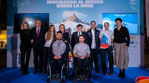 La leonesa María Martín-Granizo será una de las grandes referencias del equipo español en los Juegos Paralímpicos de Invierno de Milán-Cortina 2026, que se celebrarán del 6 al 15 de marzo en Italia. La joven deportista, nacida en León en 2006, competirá en esquí alpino dentro de la clase LW2 (deportistas que compiten de pie), consolidándose como una de las promesas del panorama internacional. La delegación española ha sido presentada oficialmente este lunes y estará encabezada en la ceremonia inaugural por Audrey Pascual, designada abanderada por el Comité Paralímpico Español.