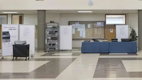 La Facultad de Filosofía y Letras acoge hasta el 27 de febrero la exposición 'Técnicamente, máquinas', una iniciativa impulsada por estudiantes y egresados que convierte el hall del centro en un espacio de reflexión sobre la tecnología y su huella cultural.