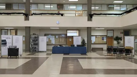 La Facultad de Filosofía y Letras acoge hasta el 27 de febrero la exposición 'Técnicamente, máquinas', una iniciativa impulsada por estudiantes y egresados que convierte el hall del centro en un espacio de reflexión sobre la tecnología y su huella cultural.