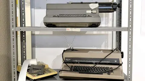 La Facultad de Filosofía y Letras acoge hasta el 27 de febrero la exposición 'Técnicamente, máquinas', una iniciativa impulsada por estudiantes y egresados que convierte el hall del centro en un espacio de reflexión sobre la tecnología y su huella cultural.