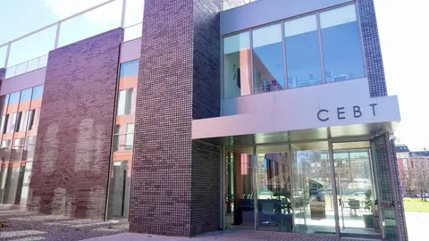 El alcalde de León, José Antonio Diez, visita las instalaciones del CEBT (Complejo de Empresas de Base Tecnológica) junto a la astronauta Sara García Alonso y la rectora de la Universidad de León, Nuria González. Foto: Campillo.