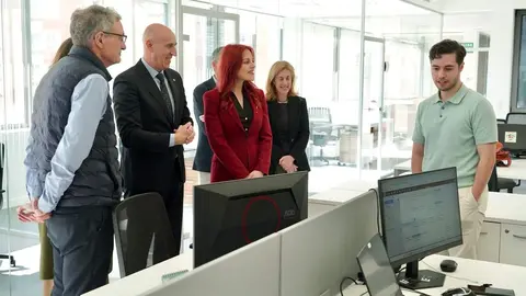 El alcalde de León, José Antonio Diez, visita las instalaciones del CEBT (Complejo de Empresas de Base Tecnológica) junto a la astronauta Sara García Alonso y la rectora de la Universidad de León, Nuria González. Foto: Campillo.