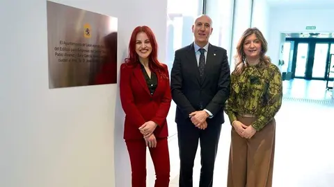 El alcalde de León, José Antonio Diez, visita las instalaciones del CEBT (Complejo de Empresas de Base Tecnológica) junto a la astronauta Sara García Alonso y la rectora de la Universidad de León, Nuria González. Foto: Campillo.