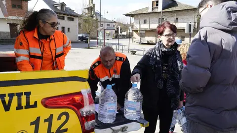 Reparto de agua en la pedanía ponferradina de Toral de Merayo, debido a la rotura de la estación de captación de agua de Santa Lucía de Valdueza, por el temporal de lluvias. Foto: César Sánchez