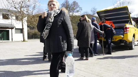 Reparto de agua en la pedanía ponferradina de Toral de Merayo, debido a la rotura de la estación de captación de agua de Santa Lucía de Valdueza, por el temporal de lluvias. Foto: César Sánchez