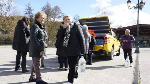 Reparto de agua en la pedanía ponferradina de Toral de Merayo, debido a la rotura de la estación de captación de agua de Santa Lucía de Valdueza, por el temporal de lluvias. Foto: César Sánchez