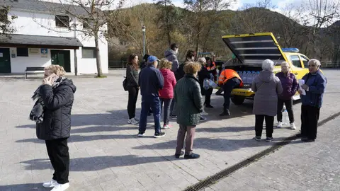 Reparto de agua en la pedanía ponferradina de Toral de Merayo, debido a la rotura de la estación de captación de agua de Santa Lucía de Valdueza, por el temporal de lluvias. Foto: César Sánchez