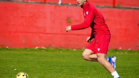 La Cultural y Deportiva Leonesa ha iniciado la semana de preparación del partido ante el CD Leganés con un entrenamiento poco habitual al tener que desplazarse a Mareo para disfrutar de un terreno de preparación en condiciones óptimas. Foto: CyDLeonesa