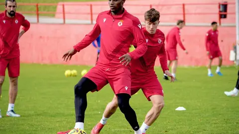 La Cultural y Deportiva Leonesa ha iniciado la semana de preparación del partido ante el CD Leganés con un entrenamiento poco habitual al tener que desplazarse a Mareo para disfrutar de un terreno de preparación en condiciones óptimas. Foto: CyDLeonesa
