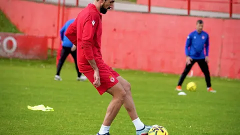 La Cultural y Deportiva Leonesa ha iniciado la semana de preparación del partido ante el CD Leganés con un entrenamiento poco habitual al tener que desplazarse a Mareo para disfrutar de un terreno de preparación en condiciones óptimas. Foto: CyDLeonesa