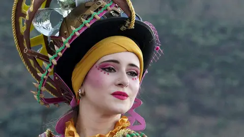 Ponferrada celebró su tradicional desfile de Carnaval con la participación de 25 propuestas entre comparsas, pequeños grupos, parejas e individuales, en una edición que volvió a congregar a más de 300 personas en las calles del centro ante miles de espectadores. Fotos: César Sánchez