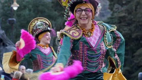 Ponferrada celebró su tradicional desfile de Carnaval con la participación de 25 propuestas entre comparsas, pequeños grupos, parejas e individuales, en una edición que volvió a congregar a más de 300 personas en las calles del centro ante miles de espectadores. Fotos: César Sánchez