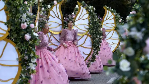 Ponferrada celebró su tradicional desfile de Carnaval con la participación de 25 propuestas entre comparsas, pequeños grupos, parejas e individuales, en una edición que volvió a congregar a más de 300 personas en las calles del centro ante miles de espectadores. Fotos: César Sánchez