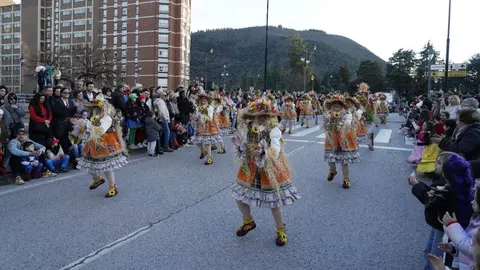 Ponferrada celebró su tradicional desfile de Carnaval con la participación de 25 propuestas entre comparsas, pequeños grupos, parejas e individuales, en una edición que volvió a congregar a más de 300 personas en las calles del centro ante miles de espectadores. Fotos: César Sánchez