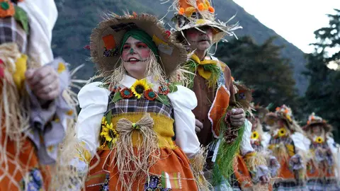 Ponferrada celebró su tradicional desfile de Carnaval con la participación de 25 propuestas entre comparsas, pequeños grupos, parejas e individuales, en una edición que volvió a congregar a más de 300 personas en las calles del centro ante miles de espectadores. Fotos: César Sánchez