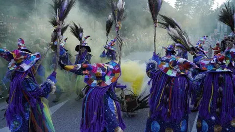 Ponferrada celebró su tradicional desfile de Carnaval con la participación de 25 propuestas entre comparsas, pequeños grupos, parejas e individuales, en una edición que volvió a congregar a más de 300 personas en las calles del centro ante miles de espectadores. Fotos: César Sánchez