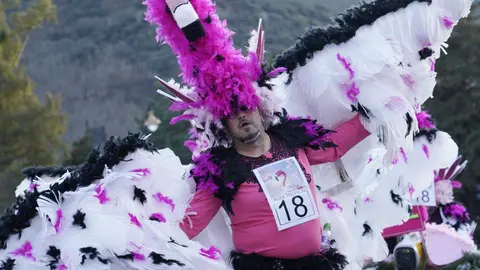 Ponferrada celebró su tradicional desfile de Carnaval con la participación de 25 propuestas entre comparsas, pequeños grupos, parejas e individuales, en una edición que volvió a congregar a más de 300 personas en las calles del centro ante miles de espectadores. Fotos: César Sánchez