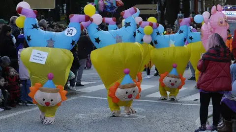 Ponferrada celebró su tradicional desfile de Carnaval con la participación de 25 propuestas entre comparsas, pequeños grupos, parejas e individuales, en una edición que volvió a congregar a más de 300 personas en las calles del centro ante miles de espectadores. Fotos: César Sánchez