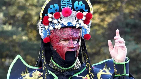 Ponferrada celebró su tradicional desfile de Carnaval con la participación de 25 propuestas entre comparsas, pequeños grupos, parejas e individuales, en una edición que volvió a congregar a más de 300 personas en las calles del centro ante miles de espectadores. Fotos: César Sánchez