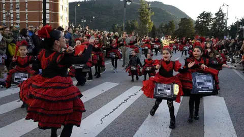 Ponferrada celebró su tradicional desfile de Carnaval con la participación de 25 propuestas entre comparsas, pequeños grupos, parejas e individuales, en una edición que volvió a congregar a más de 300 personas en las calles del centro ante miles de espectadores. Fotos: César Sánchez