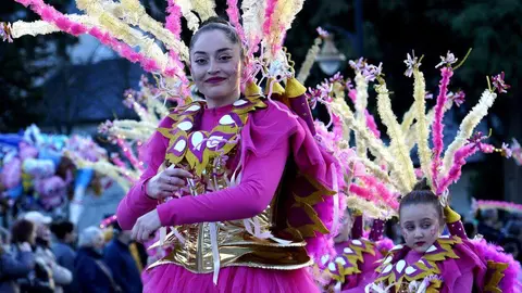 Ponferrada celebró su tradicional desfile de Carnaval con la participación de 25 propuestas entre comparsas, pequeños grupos, parejas e individuales, en una edición que volvió a congregar a más de 300 personas en las calles del centro ante miles de espectadores. Fotos: César Sánchez