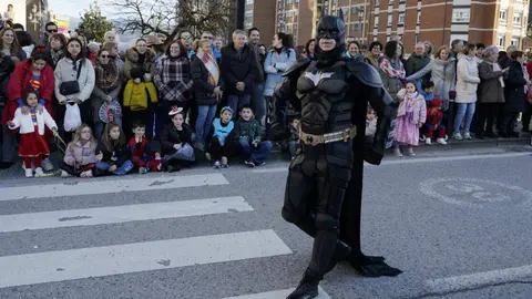 Ponferrada celebró su tradicional desfile de Carnaval con la participación de 25 propuestas entre comparsas, pequeños grupos, parejas e individuales, en una edición que volvió a congregar a más de 300 personas en las calles del centro ante miles de espectadores. Fotos: César Sánchez