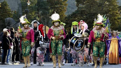 Ponferrada celebró su tradicional desfile de Carnaval con la participación de 25 propuestas entre comparsas, pequeños grupos, parejas e individuales, en una edición que volvió a congregar a más de 300 personas en las calles del centro ante miles de espectadores. Fotos: César Sánchez