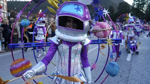Ponferrada celebró su tradicional desfile de Carnaval con la participación de 25 propuestas entre comparsas, pequeños grupos, parejas e individuales, en una edición que volvió a congregar a más de 300 personas en las calles del centro ante miles de espectadores. Fotos: César Sánchez