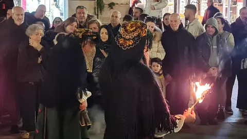 El corazón de León se ha encerrado este miércoles entre personajes míticos, muchos desconcertantes, otros aparentemente amables, algunos con un punto aterrador, pero todos singulares, tradicionales y únicos. Guirrios, toros y madamas, han recorrido las calles con máscaras y cencerros para espantar malos espíritus, despertar la naturaleza y pedir cosechas abundantes. Fotos: Campillo  Heraldo de León