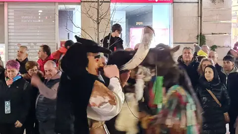 El corazón de León se ha encerrado este miércoles entre personajes míticos, muchos desconcertantes, otros aparentemente amables, algunos con un punto aterrador, pero todos singulares, tradicionales y únicos. Guirrios, toros y madamas, han recorrido las calles con máscaras y cencerros para espantar malos espíritus, despertar la naturaleza y pedir cosechas abundantes. Fotos: Campillo  Heraldo de León