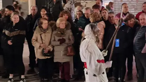 El corazón de León se ha encerrado este miércoles entre personajes míticos, muchos desconcertantes, otros aparentemente amables, algunos con un punto aterrador, pero todos singulares, tradicionales y únicos. Guirrios, toros y madamas, han recorrido las calles con máscaras y cencerros para espantar malos espíritus, despertar la naturaleza y pedir cosechas abundantes. Fotos: Campillo  Heraldo de León