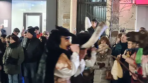 El corazón de León se ha encerrado este miércoles entre personajes míticos, muchos desconcertantes, otros aparentemente amables, algunos con un punto aterrador, pero todos singulares, tradicionales y únicos. Guirrios, toros y madamas, han recorrido las calles con máscaras y cencerros para espantar malos espíritus, despertar la naturaleza y pedir cosechas abundantes. Fotos: Campillo  Heraldo de León