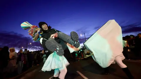 El corazón de León se ha encerrado este miércoles entre personajes míticos, muchos desconcertantes, otros aparentemente amables, algunos con un punto aterrador, pero todos singulares, tradicionales y únicos. Guirrios, toros y madamas, han recorrido las calles con máscaras y cencerros para espantar malos espíritus, despertar la naturaleza y pedir cosechas abundantes. Fotos: Campillo  Heraldo de León