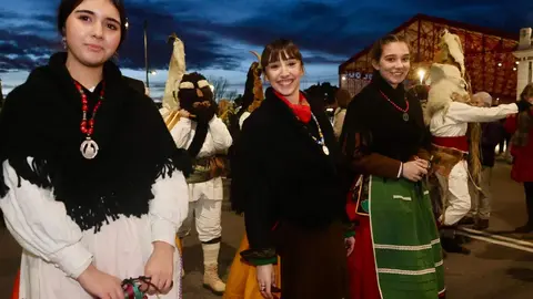 El corazón de León se ha encerrado este miércoles entre personajes míticos, muchos desconcertantes, otros aparentemente amables, algunos con un punto aterrador, pero todos singulares, tradicionales y únicos. Guirrios, toros y madamas, han recorrido las calles con máscaras y cencerros para espantar malos espíritus, despertar la naturaleza y pedir cosechas abundantes. Fotos: Campillo  Heraldo de León