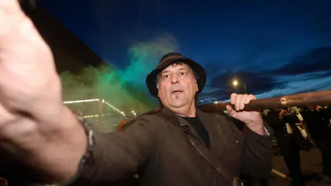 El corazón de León se ha encerrado este miércoles entre personajes míticos, muchos desconcertantes, otros aparentemente amables, algunos con un punto aterrador, pero todos singulares, tradicionales y únicos. Guirrios, toros y madamas, han recorrido las calles con máscaras y cencerros para espantar malos espíritus, despertar la naturaleza y pedir cosechas abundantes. Fotos: Campillo  Heraldo de León