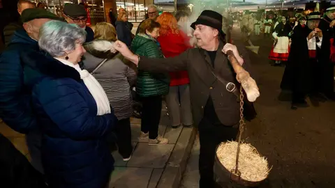 El corazón de León se ha encerrado este miércoles entre personajes míticos, muchos desconcertantes, otros aparentemente amables, algunos con un punto aterrador, pero todos singulares, tradicionales y únicos. Guirrios, toros y madamas, han recorrido las calles con máscaras y cencerros para espantar malos espíritus, despertar la naturaleza y pedir cosechas abundantes. Fotos: Campillo  Heraldo de León