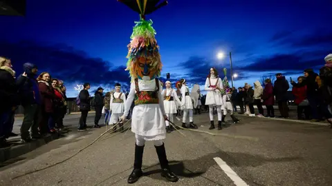 El corazón de León se ha encerrado este miércoles entre personajes míticos, muchos desconcertantes, otros aparentemente amables, algunos con un punto aterrador, pero todos singulares, tradicionales y únicos. Guirrios, toros y madamas, han recorrido las calles con máscaras y cencerros para espantar malos espíritus, despertar la naturaleza y pedir cosechas abundantes. Fotos: Campillo  Heraldo de León