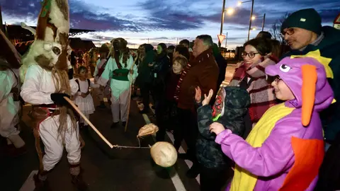 El corazón de León se ha encerrado este miércoles entre personajes míticos, muchos desconcertantes, otros aparentemente amables, algunos con un punto aterrador, pero todos singulares, tradicionales y únicos. Guirrios, toros y madamas, han recorrido las calles con máscaras y cencerros para espantar malos espíritus, despertar la naturaleza y pedir cosechas abundantes. Fotos: Campillo  Heraldo de León