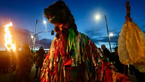El corazón de León se ha encerrado este miércoles entre personajes míticos, muchos desconcertantes, otros aparentemente amables, algunos con un punto aterrador, pero todos singulares, tradicionales y únicos. Guirrios, toros y madamas, han recorrido las calles con máscaras y cencerros para espantar malos espíritus, despertar la naturaleza y pedir cosechas abundantes. Fotos: Campillo  Heraldo de León