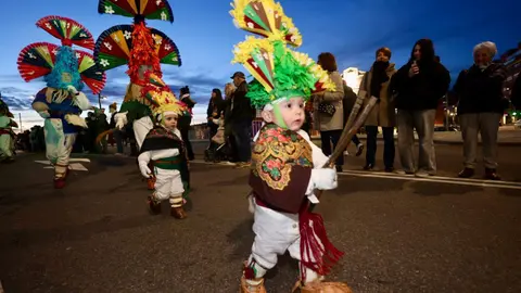 El corazón de León se ha encerrado este miércoles entre personajes míticos, muchos desconcertantes, otros aparentemente amables, algunos con un punto aterrador, pero todos singulares, tradicionales y únicos. Guirrios, toros y madamas, han recorrido las calles con máscaras y cencerros para espantar malos espíritus, despertar la naturaleza y pedir cosechas abundantes. Fotos: Campillo  Heraldo de León