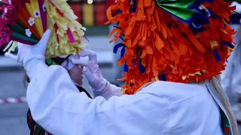 El corazón de León se ha encerrado este miércoles entre personajes míticos, muchos desconcertantes, otros aparentemente amables, algunos con un punto aterrador, pero todos singulares, tradicionales y únicos. Guirrios, toros y madamas, han recorrido las calles con máscaras y cencerros para espantar malos espíritus, despertar la naturaleza y pedir cosechas abundantes. Fotos: Campillo  Heraldo de León